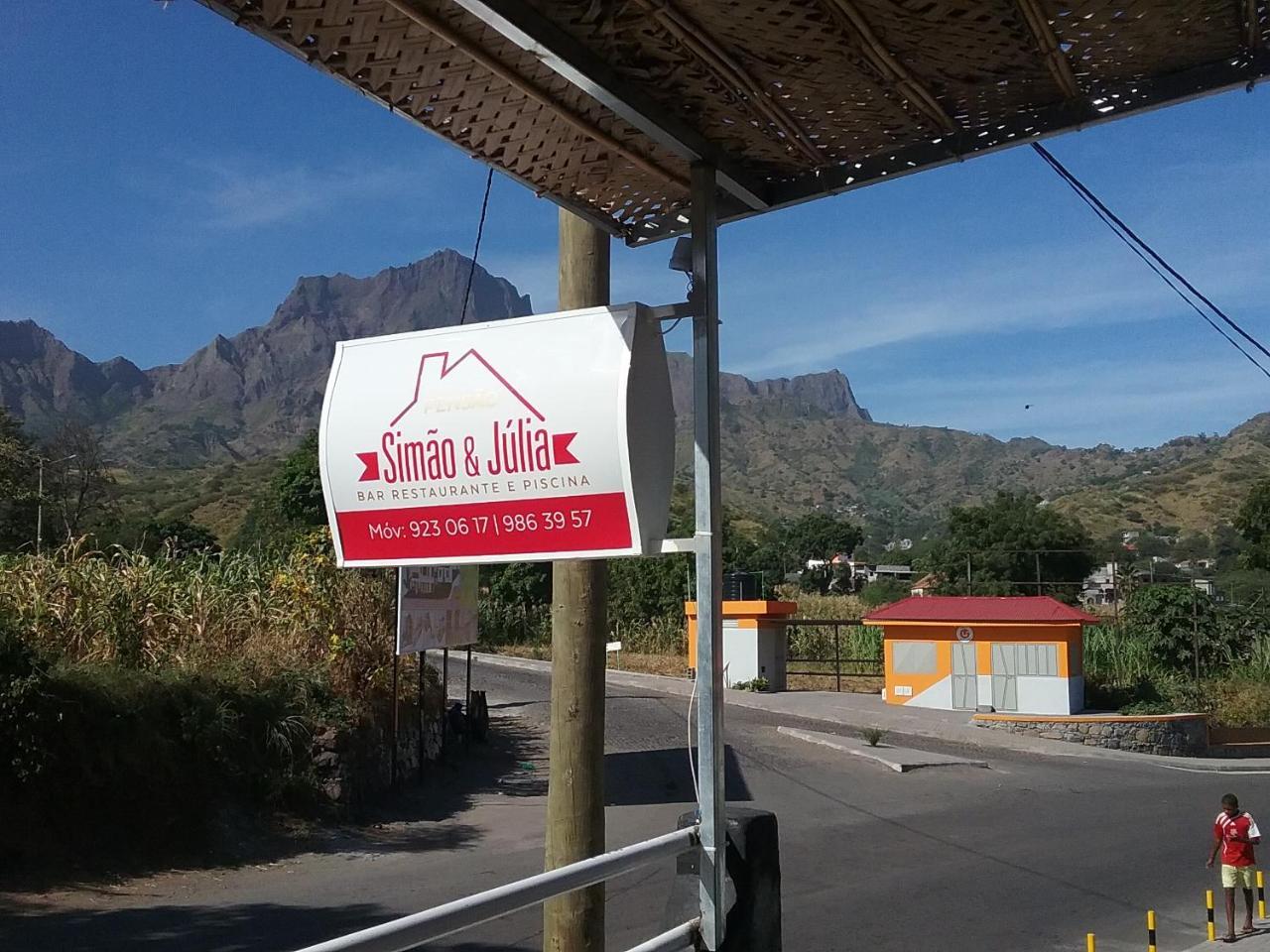 Pensao Simao & Julia Bed & Breakfast Orgaos Exterior photo